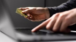 Golpe da falsa central usa ligações e mensagens para roubar dados e invadir contas bancárias