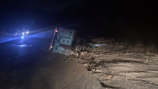Carreta com implementos agrícolas tomba na BR-381, em Caeté, e causa pare e siga