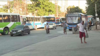 Passageiros relatam embarque na rua e risco de acidentes em terminal de Nova Iguaçu