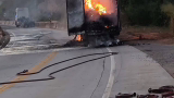 Carreta pega fogo e interdita trecho da BR-381 em Antônio Dias