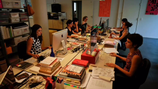 Participação feminina no trabalho cresce 11%, mas desigualdade salarial aumenta, aponta MTE