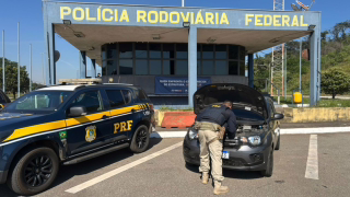 PRF recupera carro furtado e prende motorista na BR-381, em MG