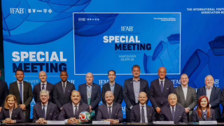 Fifa aprova expulsão para jogador que cobrir a boca em discussão e pune abandono do campo com cartão vermelho