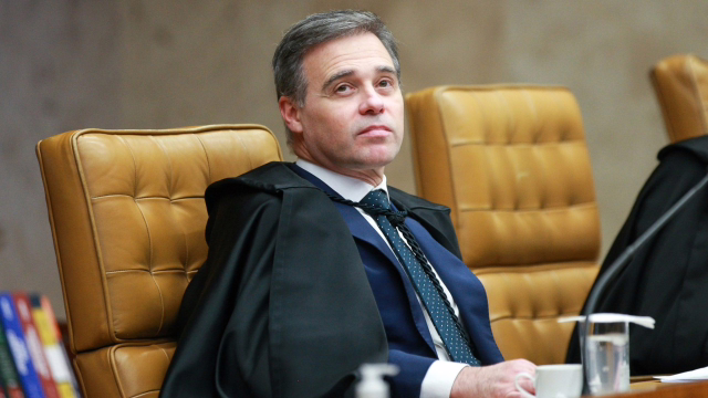 Voo com André Mendonça tem decolagem adiada após problema em avião, diz Latam