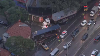 Batida entre carretas atinge comércio e bloqueia faixas na Avenida Salim Farah Maluf, em SP
