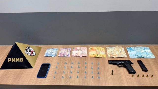 PM apreende pistola 9mm e cocaína em Manhuaçu; suspeito foge pelo rio