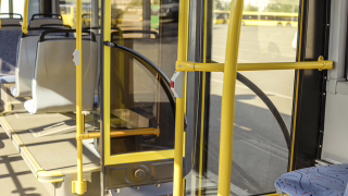 TJMG condena empresa de ônibus a indenizar idosa que caiu após manobra brusca