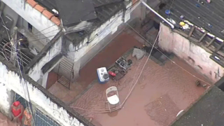 Rompimento de adutora alaga ruas, invade casas e arrasta carros em Osasco