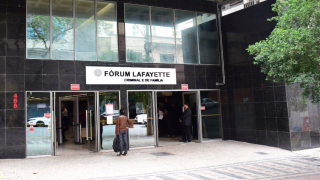 Justiça torna réu influenciador por porte de arma com identificação adulterada em blitz em BH