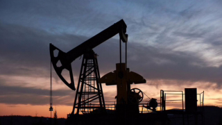 Petróleo recua após bater maior nível em quatro anos com tensão entre EUA e Irã