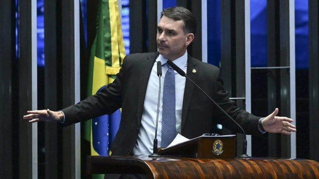 Flávio Bolsonaro reúne aliados em mansão no Lago Sul após Senado barrar indicação de Jorge Messias ao STF