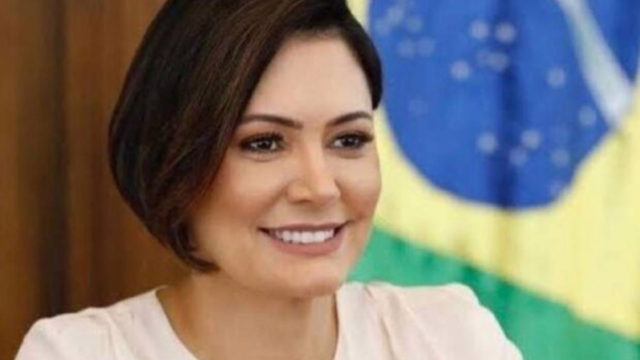 Michelle atualiza quadro e diz que cirurgia de Bolsonaro pode durar até três horas