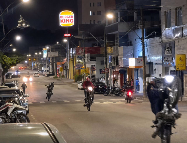 Motociclistas voltam a fazer manobras perigosas na Avenida Brasil, em Ipatinga