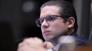 Hugo Motta quer acelerar PEC do fim da escala 6x1 e votar texto ainda em maio