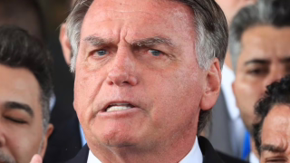 Bolsonaro se recupera de cirurgia no ombro e pode ter alta na segunda-feira, aponta boletim