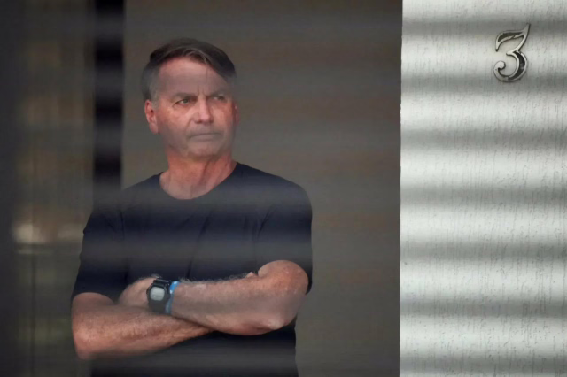 Bolsonaro apresenta boa evolução após cirurgia no ombro, diz boletim médico
