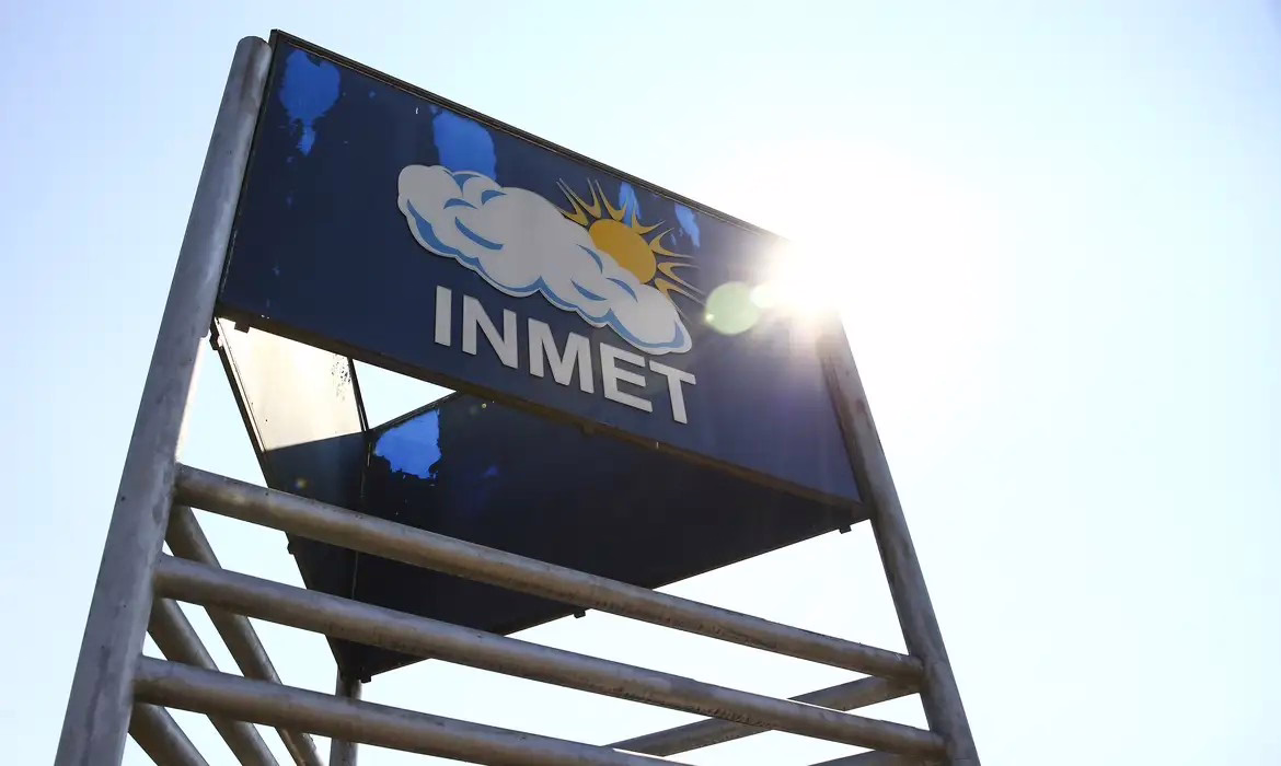 INMET emite  alerta de perigo chuva para alguns estados do país.