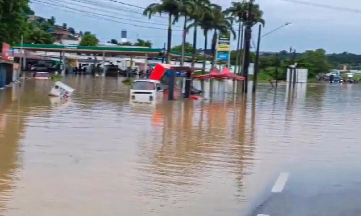Equipes da Defesa Civil Nacional se deslocaram para apoiar o estado de Pernambuco atingido por fortes chuvas.