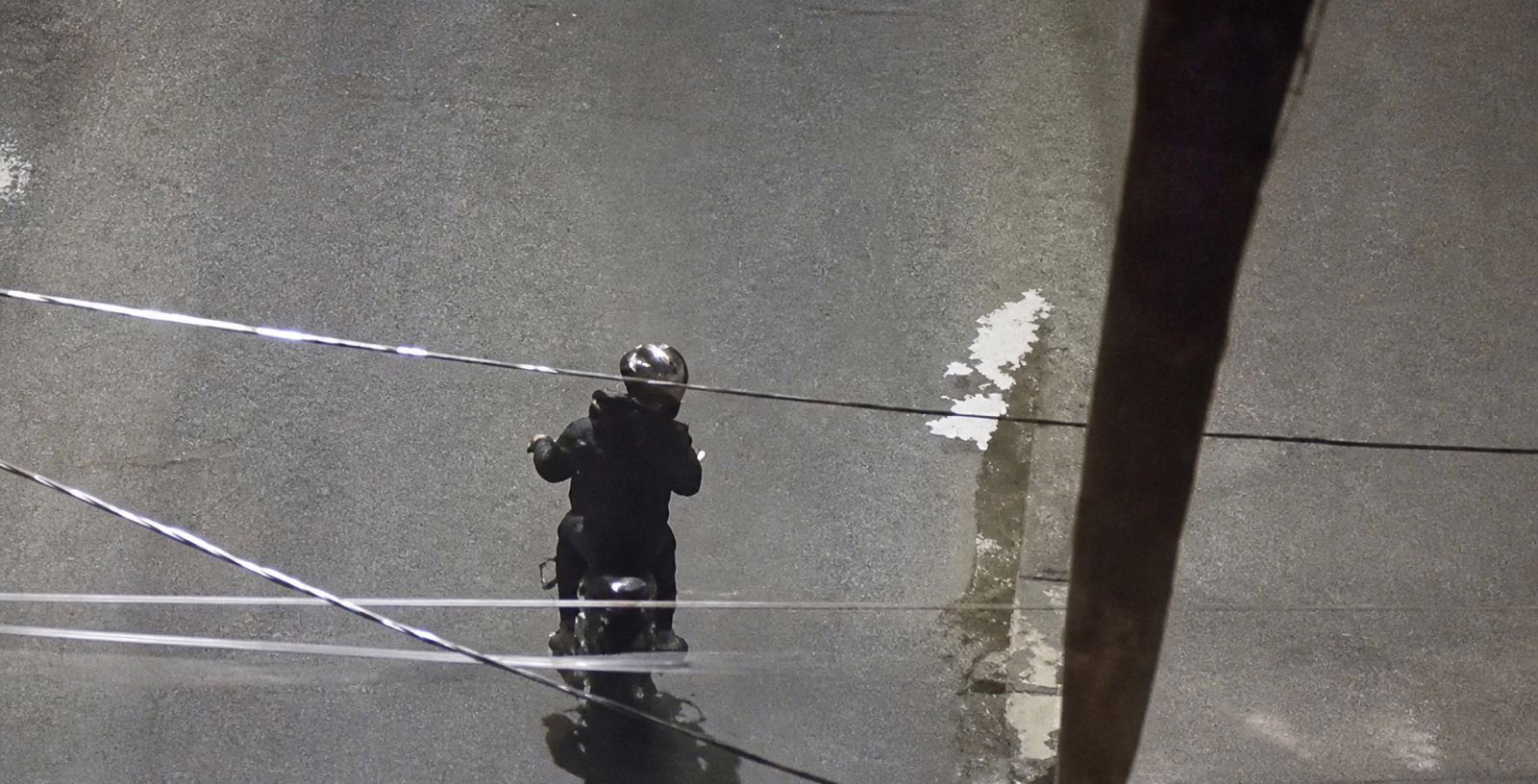 Não há informação confirmada sobre a identificação do motociclista