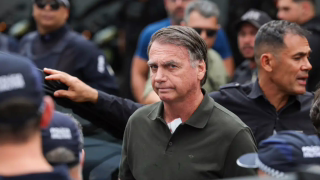 Bolsonaro passa por cirurgia no ombro e segue internado em Brasília