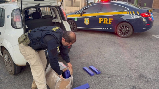 PRF apreende 35 kg de maconha na BR-262; casal é preso em flagrante em MG