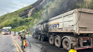 Incêndio em carreta com minério atinge fiação de alta tensão e provoca curto-circuito em Timóteo