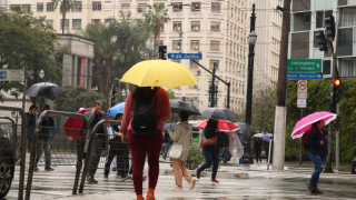 Inmet emite alerta de perigo para chuvas intensas e ventos de até 100 km/h nesta segunda