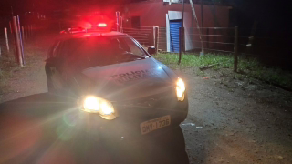 Homem em surto é contido com dispositivo elétrico após tentar invadir casas em São Domingos do Prata