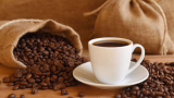 Estudo aponta que compostos do café interagem com via ligada ao envelhecimento celular; cafeína tem efeito baixo