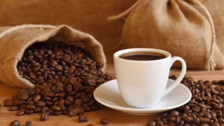 Estudo aponta que compostos do café interagem com via ligada ao envelhecimento celular; cafeína tem efeito baixo