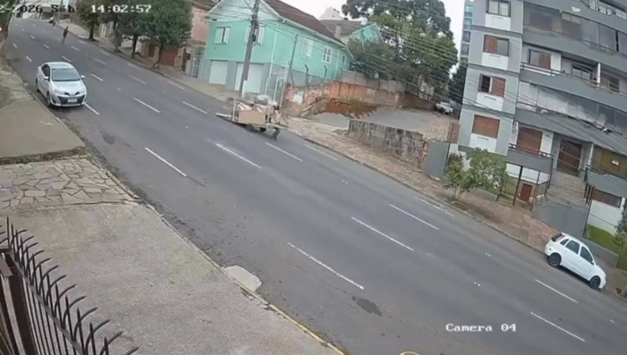 O catador não conseguiu segurar o carrinho