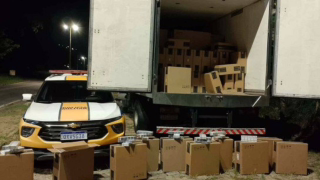 Carga com 175 mil maços de cigarros é apreendida na MGC-393; motorista vai para a PF