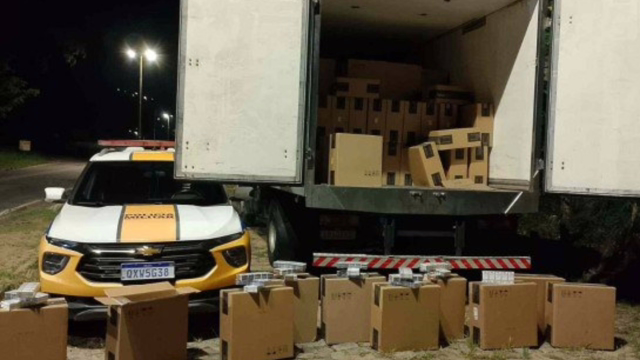 Carga com 175 mil maços de cigarros é apreendida na MGC-393; motorista vai para a PF