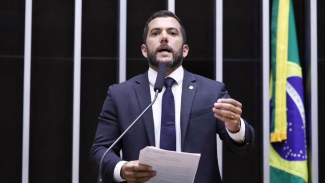 Justiça rejeita ação do PT contra Carlos Jordy por postagens nas redes; juíza cita imunidade parlamentar
