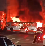 Manifestação incendeia dois ônibus e interdita rua em Guarulhos