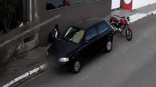Muro desaba segundos após menina passar por calçada em Esperança, na Paraíba