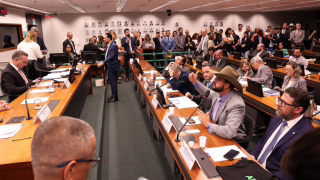 Conselho de Ética suspende mandatos de três deputados por 60 dias após motim no plenário