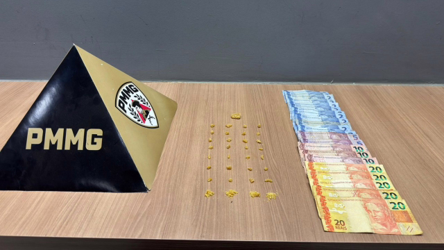 Suspeito de tráfico é preso com 32 pedras de crack e dinheiro em Manhuaçu