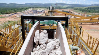 Câmara aprova política de minerais críticos; texto divide mineradoras, municípios e especialistas