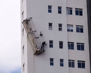 Cabo de andaime rompe e trabalhadores ficam pendurados no 6º andar; bombeiros resgatam em BH
