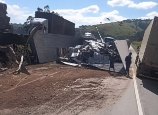 Tombamento de caminhão na Fernão Dias espalha carga e vídeos mostram retirada de caixas em Cambuí
