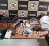 Operação da PM em Vargem Alegre prende quatro e apreende armas e mais de mil pinos de cocaína