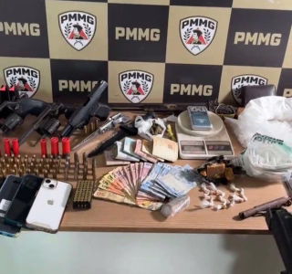 Operação da PM em Vargem Alegre prende quatro e apreende armas e mais de mil pinos de cocaína
