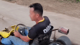 Vídeo: homem pilotando kart em via pública bate em automóvel e morre em em Novo Cruzeiro-MG