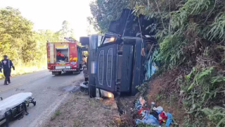 Carreta tomba na MG-164 e interdita trecho por mais de um dia; motorista fica em estado grave