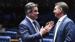 Flávio Bolsonaro diz buscar mulher como vice e promete cortar ao menos 12 ministérios