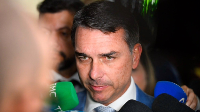 Flávio Bolsonaro diz que pode abrir espaço para Jair Bolsonaro e defende anistia ampla