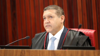 Nunes Marques convida Bolsonaro para posse no TSE; presença depende de Moraes