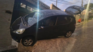 Bombeiros resgatam motorista após carro ficar pendurado sobre pedra em BH