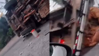 Caminhão carregado com madeira tomba no acesso entre Timóteo e a BR-381